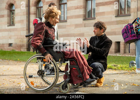 Stein, Germania. Xviii oct, 2019. L'attrice Andrea Sawatzki, nel ruolo di insegnante Hulda Stechbarth, parla al direttore Granz Henman durante le riprese del film 'Aiuto, ho ridotto i miei amici". Credito: Daniel Karmann/dpa/Alamy Live News Foto Stock