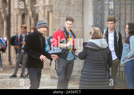 Stein, Germania. Xviii oct, 2019. Il direttore Granz Henman (l) spiega la sequenza di una scena durante le riprese del film 'Aiuto, ho ridotto i miei amici". Credito: Daniel Karmann/dpa/Alamy Live News Foto Stock