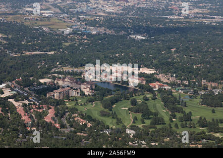 Vista di Colorado Springs, Colorado, e specialmente la tentacolare Broadmoor Hotel resort, da Will Rogers santuario al sole su Cheyenne Mountain, alta sopra la città Foto Stock