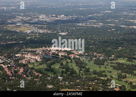 Vista di Colorado Springs, Colorado, e specialmente la tentacolare Broadmoor Hotel resort, da Will Rogers santuario al sole su Cheyenne Mountain, alta sopra la città Foto Stock