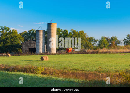 Granaio, sili e carro. Foto Stock