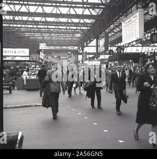 1960, storico, pendolari ferroviari nell'atrio della stazione ferroviaria di Waterloo, Londra, Inghilterra, Regno Unito. Con 24 banchine, in quest'epoca, era la stazione ferroviaria più trafficata del paese. Foto Stock