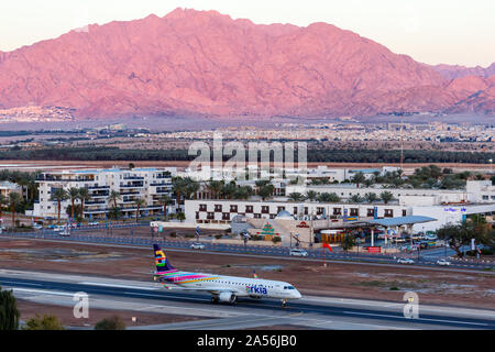 Eilat, Israele - 20 Febbraio 2019: Arkia Embraer 195 aeroplano a Eilat aeroporto (ETH) in Israele. Foto Stock