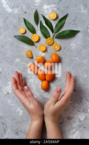 Kumquat frutti su sfondo grigio vista superiore Foto Stock