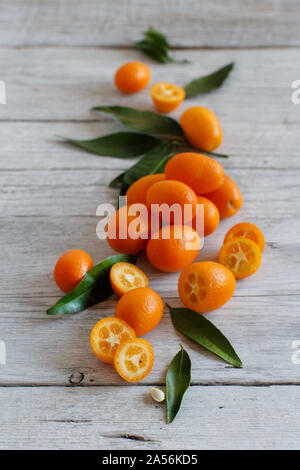 Kumquat frutti su sfondo grigio close up Foto Stock