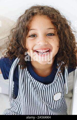 Ragazza con sorriso toothy Foto Stock
