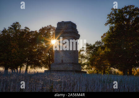 Der Bismarckturm a Augsburg. Der Turm ist eines der bekanntesten Bauwerke in Augsburg und steht am Stadtrand in Neusäß. Foto Stock