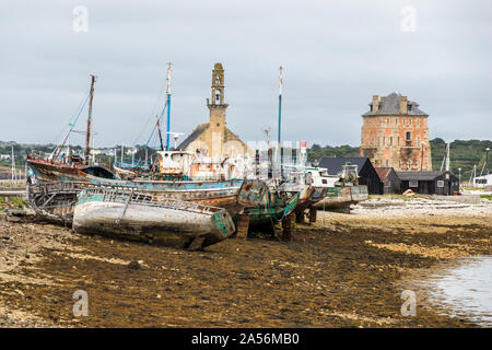 Camaret-sur-Mer, Francia. Viste del Sillon, con la barca il cimitero la Chiesa di Rocamadour, e il Tour Vauban Foto Stock