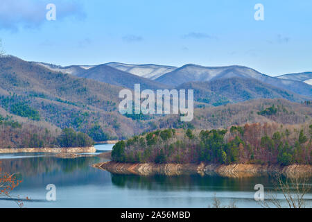 Il lago con le montagne. Foto Stock