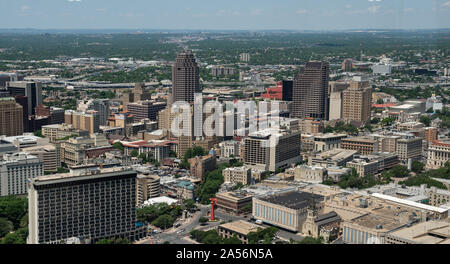 Vista del centro cittadino di San Antonio, Texas, dalla Torre delle Americhe Foto Stock