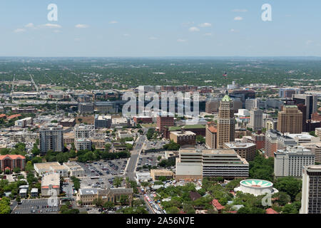 Vista del centro cittadino di San Antonio, Texas, dalla Torre delle Americhe Foto Stock