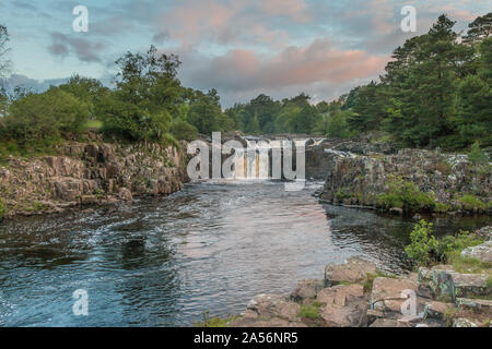 Poco dopo l'alba a bassa forza cascata, Teesdale superiore al solstizio d'estate 2019 Foto Stock