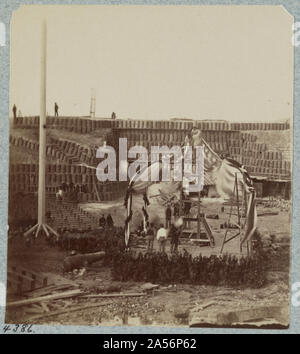 Vista di impostare per il sollevamento della vecchia bandiera a Fort Sumter, Aprile 14, 1865 Abstract: fotografia mostra gli uomini impostazione della piattaforma per il sollevamento di bandiera cerimonia. Linea Gabions i muri interni e gli uomini stand sul parapetto. Foto Stock