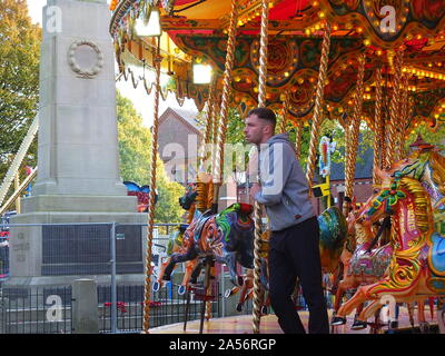 L'operatore di corsa del fairground che attende per il commercio sul suo giro allegro alla fiera di Charter di Ilkeston 2019. Foto Stock