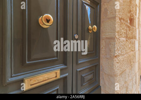 Round manopola in ottone, keyhole, foro per lettere, sulle porte di lusso Foto Stock