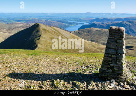 Summit cairn su Helvellyn. Catstye Cam e Ullswater, Helvellyn, Lake District, Cumbria Foto Stock