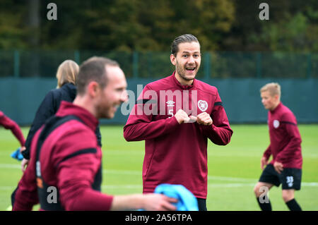 Oriam Sport Performance Centre Riccarton,Edinburgh ,Scotland. Regno Unito .17 Ott 2019.Cuori Pietro Haring è raffigurato durante la sessione di allenamento in anticipo delle domeniche Ladbrokes Premiership match con Rangers. Foto Stock