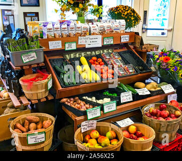 Portsmouth, NH / STATI UNITI D'America - 17 OTT 2018: colorata frutta e verdura sono sul display all'interno di un affascinante lungomare shop. Fresh farm locale stand produrre. Foto Stock