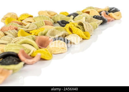 Sacco di tutta la colorata pasta colorata orecchiette isolati su sfondo bianco Foto Stock