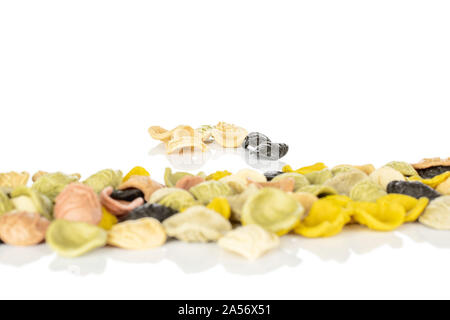 Sacco di tutta la colorata pasta colorata orecchiette in fila isolati su sfondo bianco Foto Stock