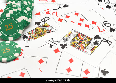 Giochi di casinò sfondo con carte e chips Foto Stock