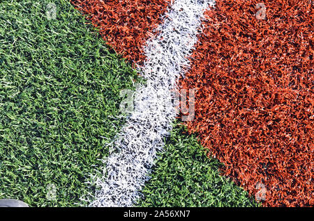 Campo da gioco turf in angoli diversi e con diversi colori e linee. Foto Stock