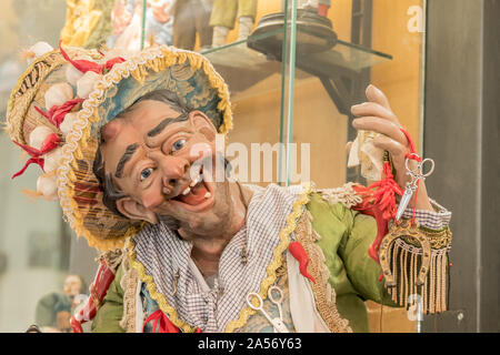 L'arte del presepe napoletano di San Gregorio Armeno, S. Gregorio Armeno è una piccola strada nel centro storico di Napoli, Italia. Foto Stock