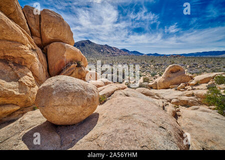 Grande masso lungo il sentiero escursionistico a Joshua Tree National Park. Foto Stock