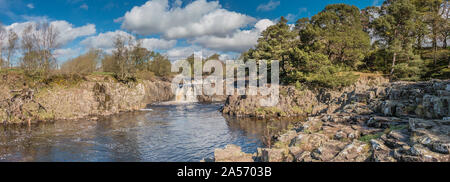 Bassa forza cascata, Teesdale superiore, in primavera, Panorama Foto Stock