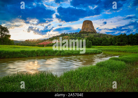 Tramonto a Devils Tower National Monument con belle Fourche fiume in primo piano. Foto Stock