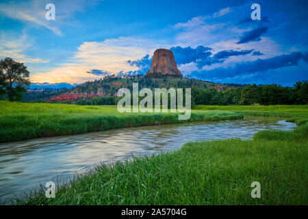 Tramonto a Devils Tower National Monument con belle Fourche fiume in primo piano. Foto Stock