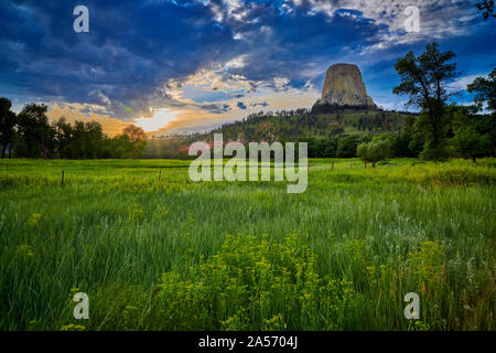 Tramonto a Devils Tower National Monument, Wyoming. Foto Stock