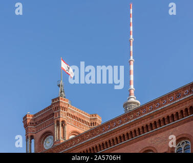 Un dettaglio del rosso Municipio (Rotes Rathaus) di Berlino su cui la bandiera di Berlino è volare, Germania Foto Stock