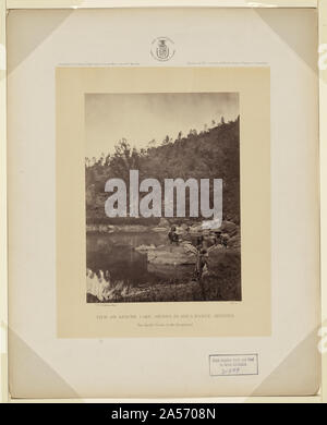 Vista sul lago di Apache, Sierra Blanca gamma, Arizona. Due Apache scout in primo piano / T. H. O'Sullivan, phot. Foto Stock