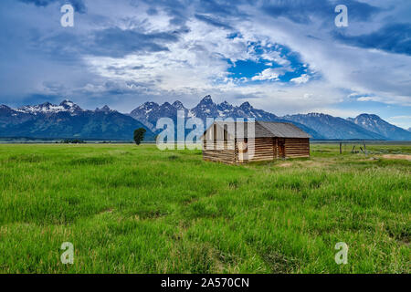 Granaio con il Grand Teton Mountains al Parco Nazionale di Grand Teton. Foto Stock