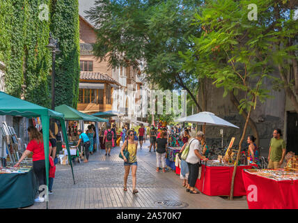 Le bancarelle del mercato sulla pittoresca strada di ciottoli di José Victorino Lastarria nel Barrio Lastarria, Santiago del Cile, Sud America Foto Stock