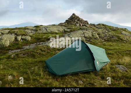 Una piccola tenda si accamparono al vertice del medio è sceso in Wasdale, Lake District. Foto Stock