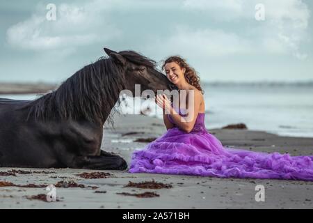 Donna con cadde pony Foto Stock