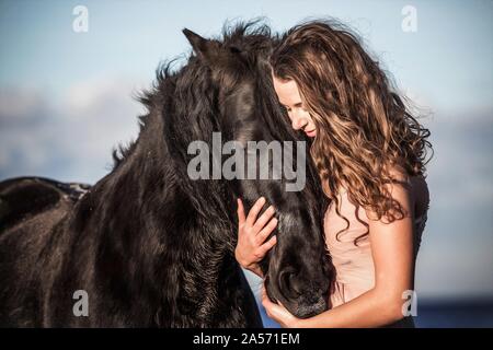 Donna con cadde pony Foto Stock
