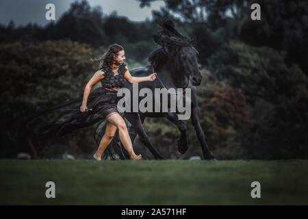 Donna con cadde pony Foto Stock