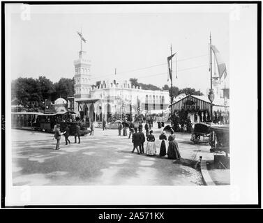 Vista verso il Padiglione di Algeria, mostra treni passeggeri e la stazione su L'Esplanade des Invalides, Esposizione di Parigi, 1889 Foto Stock