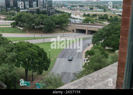 Vista, nel 2014, di Dealey Plaza da un settimo-finestre al piano del Texas School Book Depository di Dallas, Texas, un piano sopra la finestra di un sesto-piano ripostiglio in cui Lee Harvey Oswald, il presunto assassino del Presidente John F. Kennedy ha trovato un pesce persico sopra il Plaza on nov. 22, 1963 Foto Stock