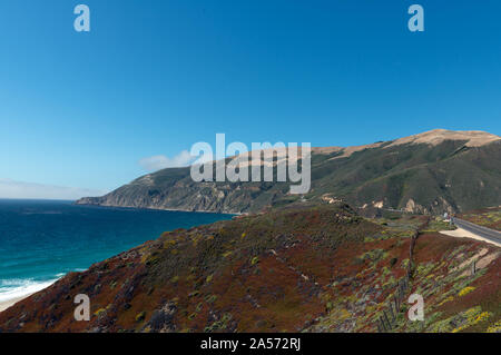 Viste dal Pacific Coast Highway, Scenic Statale Route 1, un grande nord-sud statale che corre lungo la maggior parte della costa del Pacifico della California Foto Stock