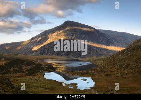 Pen Yr Ole Wen e Llyn Idwal, Snowdonia. Foto Stock