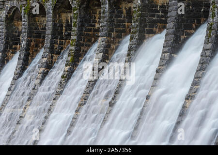 Acqua a cascata verso il basso il trabocco dell'Grwyne Fawr serbatoio diga in Brecon Beacons, Galles. Foto Stock