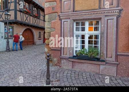 COLMAR, Francia, 11 Ottobre 2019 : Una vecchia strada di città di Colmar. La città è rinomata per il suo ben conservato centro storico, le sue numerose architettura Foto Stock