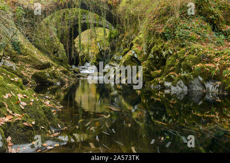 Un antico packhorse ponte che attraversa il fiume Machno vicino Penmachno, Snowdonia. Foto Stock