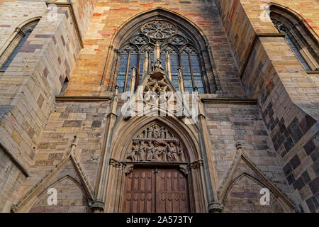 COLMAR, Francia, 11 Ottobre 2019 : La Cattedrale di Colmar al tramonto. La città è rinomata per il suo ben conservato centro storico, le sue numerose architectural Foto Stock