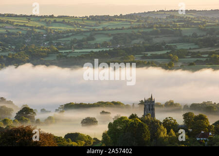 La nebbia persistente oltre il lago e il villaggio di Blagdon, North Somerset, su una mattina di autunno. Foto Stock