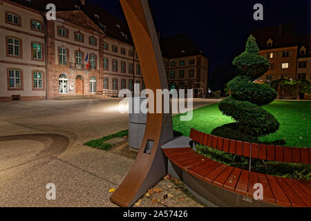 COLMAR, Francia, 11 Ottobre 2019 : City Hall e giardini di notte. Colmar è rinomata per il suo ben conservato centro storico e le sue numerose architectural l Foto Stock